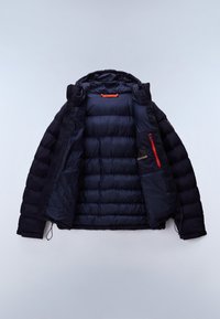 Giacca imbottita blu navy con cappuccio, davanti aperta che mostra la fodera trapuntata interna, tasca interna con cerniera rossa e polsini regolabili.