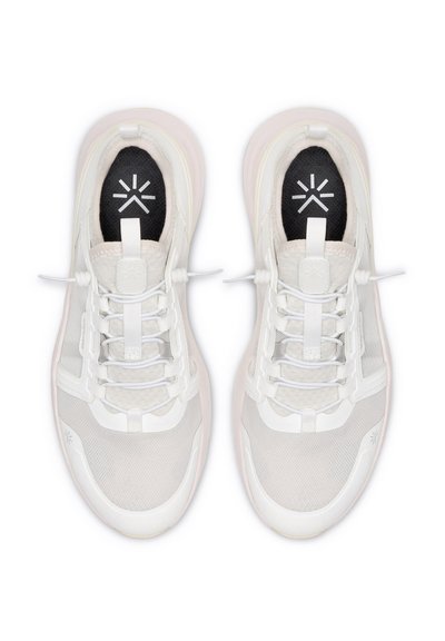 Scarpe sportive bianche con tomaia in rete e materiale sintetico, chiusura con lacci e colletto imbottito. Soletta nera con logo, suola traslucida e arrotondata.