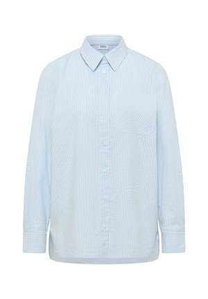 Camisa de botones con rayas verticales en azul claro y blanco, con cuello puntiagudo, bolsillo en el pecho y mangas largas con puños.