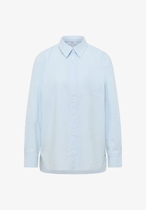 Camisa de botones con rayas verticales en azul claro y blanco, con cuello puntiagudo, bolsillo en el pecho y mangas largas con puños.