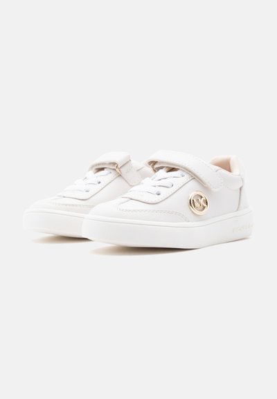 Ζευγάρι λευκά αθλητικά παπούτσια χαμηλού ύψους με λουράκια Velcro, κορδόνια και χρυσό λογότυπο MK στα πλάγια, πάνω σε απλό φόντο.