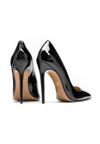 Escarpins à talons hauts en cuir verni noir avec bouts pointus, talons aiguille fins et semelles beiges, vus de face et de dos.