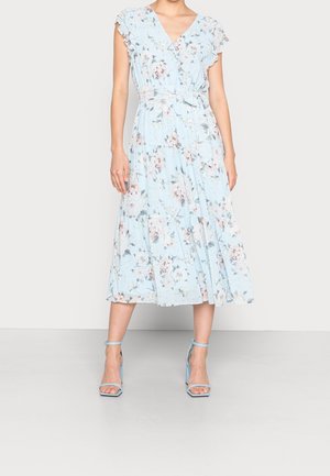 Jasnoniebieska sukienka w kwiaty z falbanianymi krótkimi rękawami typu cap sleeve, dekoltem w szpic i wiązaniem w talii, z wielowarstwową spódnicą o miękkiej, zwiewnej teksturze.