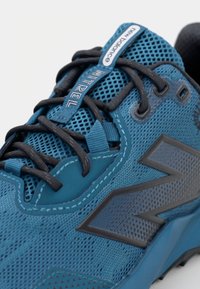New Balance DYNASOFT NITREL V6  - Katujuoksukengät - blue