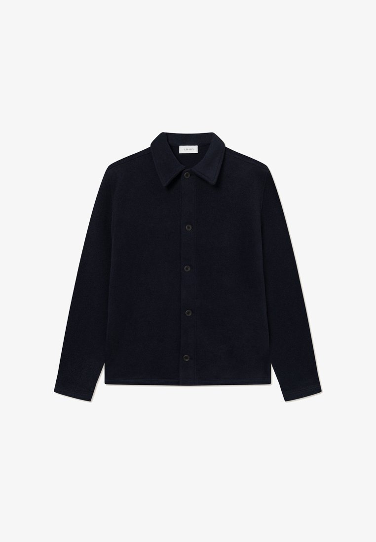 Μπλε fleece μπουφάν με απλωτό γιακά, μπροστινή κλείσιμο με κουμπιά και μακριά μανίκια. Μαλακή υφή και ελάχιστες σχεδιαστικές λεπτομέρειες.