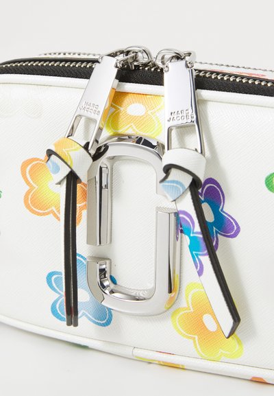 Borsa Marc Jacobs bianca con motivo floreale, dotata di logo doppio J in argento e due zip argentate con dettagli di fiori multicolori.
