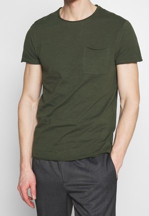 Musta vihreä puuvillapaita lyhyillä hihoilla ja pyöreällä kaula-aukkolla, jossa on rintatasku ja rento istuvuus.