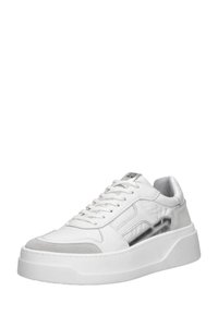 Witte sneaker met een leren bovenwerk met textuur, zilveren accenten en een stevige witte zool. Voorzien van veters en een ronde neusdesign.