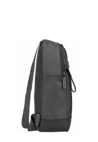 Grau Schultertasche aus strukturiertem Stoff mit glattem Boden. Verfügt über einen Reißverschluss, einen verstellbaren Trageriemen und ein kleines Logo-Tag.