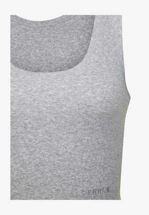 Grijze tanktop gemaakt van zachte, geribbelde stof. Heeft een brede halslijn en subtiele geborduurde details aan de onderkant.