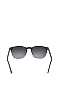 Lunettes de soleil rectangulaires noires avec verres dégradés foncés et branches fines, vues de face sur fond blanc.