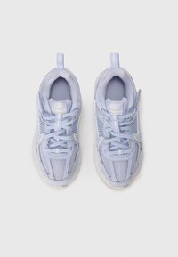Ljusblå Nike-sneakers med nät- och syntetmaterial, snörningsdesign, vita accenter och en texturerad sula.