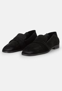 Mocassini neri in suede con una texture liscia e dettaglio a fascia incrociata, caratterizzati da una punta arrotondata e un tacco in gomma basso.