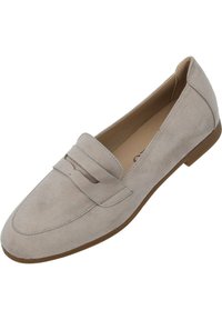 Mocassini in suede grigio chiaro con suola piatta, caratterizzati da un pannello decorativo cucito e un design minimalista. Texture liscia e punta rotonda.