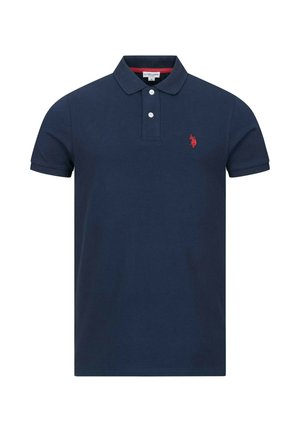 Marineblaue Polohemd mit kurzen Ärmeln, einem Kragen, zwei weißen Knöpfen und einem kleinen roten gestickten Logo auf der linken Brust.