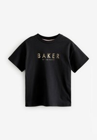 Sort bomulds T-shirt med korte ærmer, der har gyldent tekst, der står "BAKER" og "by TED BAKER" på forsiden. Standard crew neck design.