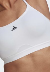 adidas Performance AEROREACT - Lengvai krūtinę prilaikanti sportinė liemenėlė - white