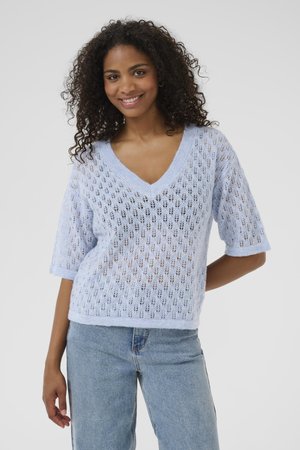 Pull en maille bleu clair avec un col en V, des manches courtes et un motif en losange ajouré. Texture douce, poignets et ourlet côtelés.