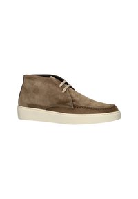 Bruine suède chukka laarzen met lichtgekleurde rubberen zolen, beige veters en zichtbare stiksels langs de rand. Geen duidelijke patronen of accenten.