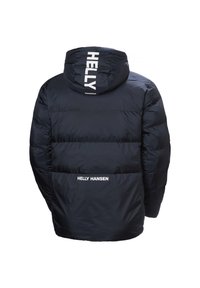 Marineblauwe Helly Hansen pufferjas met capuchon, met "HELLY" op de capuchon en "HELLY HANSEN" op de onderrug.
