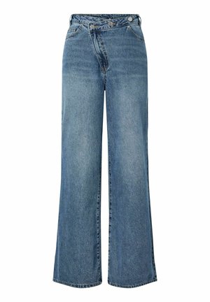 Niebieskie dżinsy z wysokim stanem i szerokimi nogawkami, z przodem zapinanym na guziki i widocznymi szwami na białym tle.