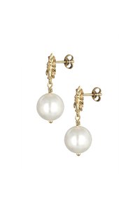 Goldfarbene Dangle Ohrringe mit runden weißen Perlen, die an floralen Ohrstuds hängen, mit einer glatten Textur und polierter Oberfläche.