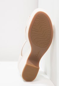 Clarks Sandály na platformě - white