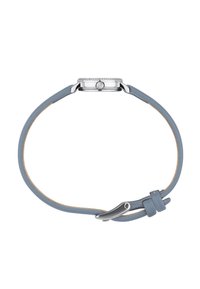 Montre à bracelet avec un bracelet en cuir bleu clair et un boîtier en métal de ton argenté. Dispose d'un cadran texturé et rond ainsi que d'une boucle en métal poli.