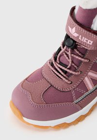 Chaussure de randonnée violette avec tige en textile et synthétique, semelle en caoutchouc, fermeture à lacets, col rembourré et détail de logo distinct.