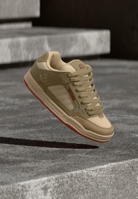 Niet geselecteerd, sand/red