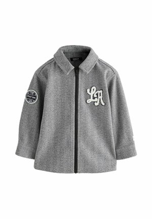 Harmaa herringbone-takki, jossa on kauluksellinen kaulus, etuvetoketju, brodeerattu "LA"-logo ja pyöreä tägi. Valmistettu teksturoidusta kankaasta.