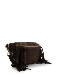 Braune Wildledertasche mit Reißverschluss, Fransen-Details und abnehmbarem Riemen. Goldfarbene Beschläge runden das Design ab.