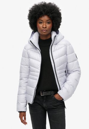 Lys lilla pufferjakke med hætte, med lynlås foran, ribbede manchetter og en sort strikket sweater under.