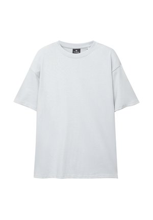 Svetlosivý tričko s krátkym rukávom vyrobené z mäkkého bavlny, s okrúhlym výstrihom a voľným strihom, bez vzorov alebo ďalších detailov.