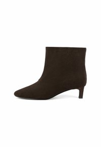 Stivale alla caviglia in suede marrone con punta affilata e tacco kitten basso. Texture liscia, design senza cuciture e stile minimalista.