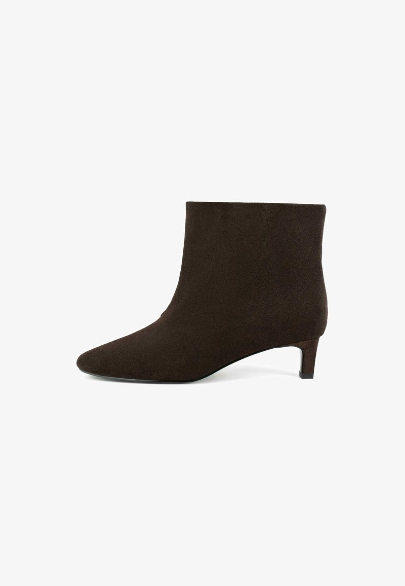 Stivale alla caviglia in suede marrone con punta affilata e tacco kitten basso. Texture liscia, design senza cuciture e stile minimalista.