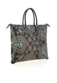 Borsa nera con manici corti, decorata con motivi di gioielli circolari e a goccia colorati in tonalità di blu, oro e rosso.