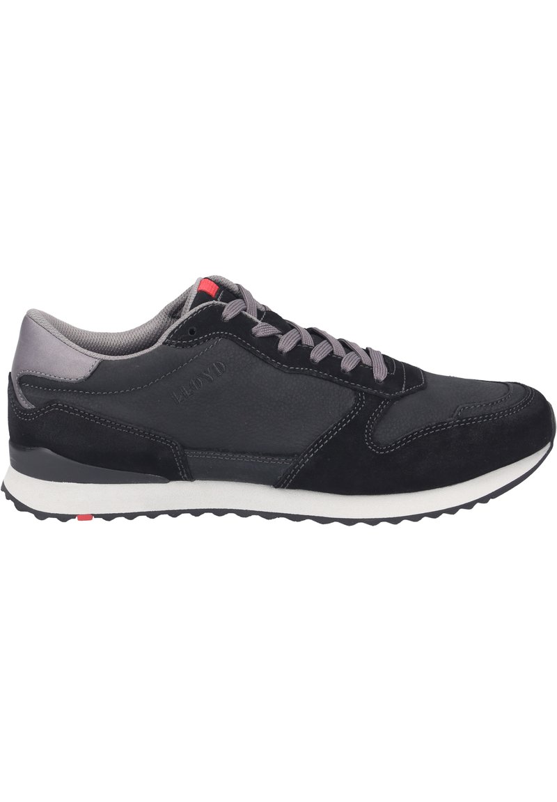 Schwarzer Sportschuh mit einer Kombination aus Leder und Wildleder, grauen Akzenten, runden Schnürsenkeln und einer weißen Zwischensohle mit einer strukturierten Sohle.