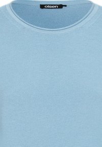 Hellblauer Strickpullover mit rundem Ausschnitt, der ein strukturiertes Muster aufweist und ein kleines schwarzes Markenetikett am Hals hat.