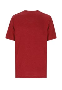 T-shirt rosso a maniche corte con colletto tondo, realizzato in morbido cotone misto, con una consistenza liscia e senza grafiche o motivi visibili.