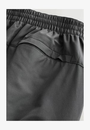 Hallid hallid spordilühikesed, millel on elastne vöökoht, sile tekstuur ja tagumine tasku, millel on minimaalne õmblustehnika.