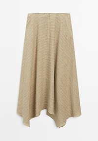 Jupe midi asymétrique beige avec de subtiles rayures diagonales et un ourlet fluide en forme de mouchoir suspendue sur un fond blanc.