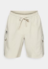 Beiga cargoshorts med elastisk midjeband och dragsnöre. Har två sidofickor och en logotyp på vänster sida. Slät tygstruktur.