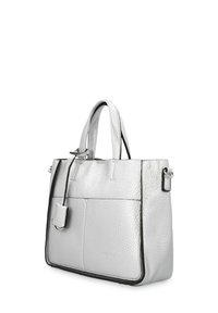 Silberne Lederhandtasche mit strukturiertem Finish, doppelten Griffen, abnehmbarem Schultergurt, Reißverschluss oben und einer Vordertasche. Schwarze Akzentverkleidung.