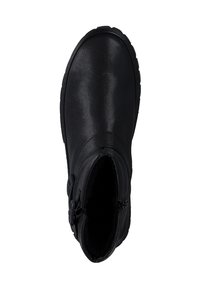 Stivaletto impermeabile nero realizzato in materiale sintetico liscio, con interno imbottito, cerniera laterale e suola in gomma testurizzata.