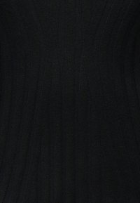 Μαύρο πλεκτό ύφασμα με ραβδώσεις και κάθετες υφασμάτινες γραμμές που δημιουργούν ένα διακριτικό κυματιστό μοτίβο σε όλη την επιφάνεια.