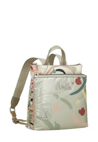 Mochila con una superficie brillante de color verde pastel que presenta patrones abstractos coloridos. Tiene asas superiores y correas ajustables beige para mayor versatilidad.