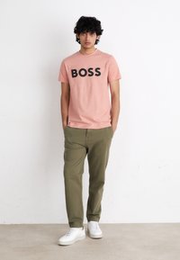 BOSS THINKING - Marškinėliai su spaudiniu - open pink