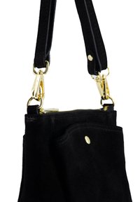 Czarna zamszowa torba na ramię z zamkiem błyskawicznym i dodatkami w kolorze złotym, długimi paskami z tkaniny oraz przednią kieszenią zapinaną na zatrzask.
