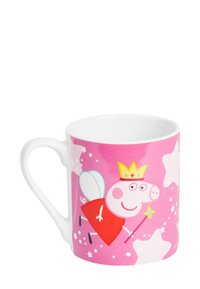 Tazza di ceramica con uno sfondo rosa che presenta un personaggio dei cartoni animati con ali, una corona e una bacchetta magica tra motivi di stelle bianche.